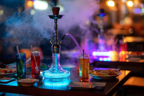 6 dodatków do shishy, które robią efekt „wow” – od barwników do wody po kolorowe ustniki