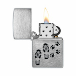 Feuerzeug  ZIPPO - BLACK FOOTPRINTS CHROME BRUSHED